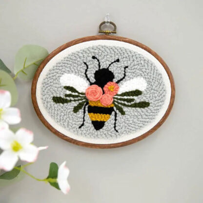 Kimberbell - Punch Needle Kit - KPNK1007 - Bloomin Bee - Faux Wood Oval Hoop - 7.5in